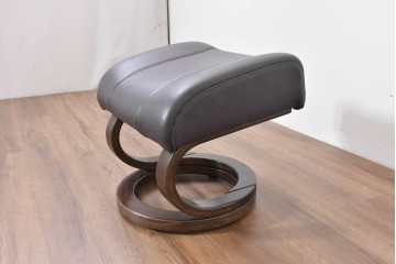 中古　ドイツ高級ブランド　himolla(ヒモラ)　ゼロストレス　高級感のある本革シートのリクライニングチェアとオットマンのセット　定価約21万円　(R-086326)