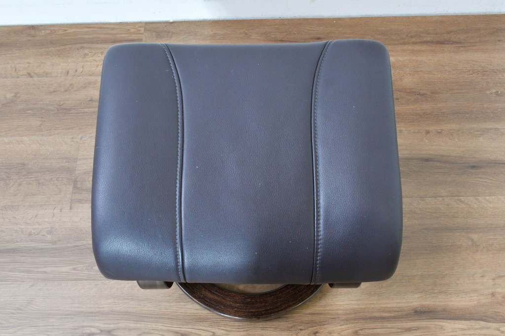 中古　ドイツ高級ブランド　himolla(ヒモラ)　ゼロストレス　高級感のある本革シートのリクライニングチェアとオットマンのセット　定価約21万円　(R-086326)