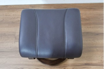 中古　ドイツ高級ブランド　himolla(ヒモラ)　ゼロストレス　高級感のある本革シートのリクライニングチェアとオットマンのセット　定価約21万円　(R-086326)