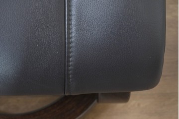 中古　ドイツ高級ブランド　himolla(ヒモラ)　ゼロストレス　高級感のある本革シートのリクライニングチェアとオットマンのセット　定価約21万円　(R-086326)