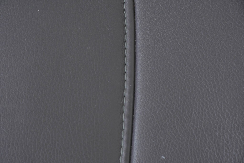 中古　ドイツ高級ブランド　himolla(ヒモラ)　ゼロストレス　高級感のある本革シートのリクライニングチェアとオットマンのセット　定価約21万円　(R-086326)