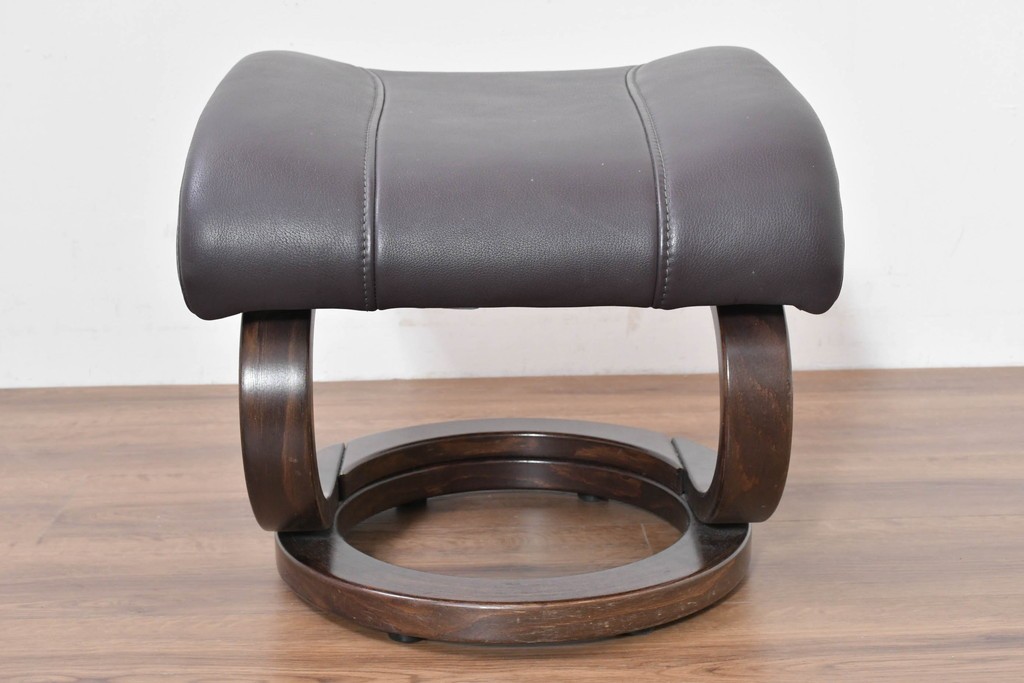 中古　ドイツ高級ブランド　himolla(ヒモラ)　ゼロストレス　高級感のある本革シートのリクライニングチェアとオットマンのセット　定価約21万円　(R-086326)