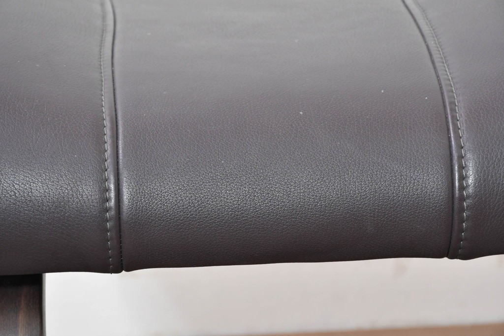 中古　ドイツ高級ブランド　himolla(ヒモラ)　ゼロストレス　高級感のある本革シートのリクライニングチェアとオットマンのセット　定価約21万円　(R-086326)