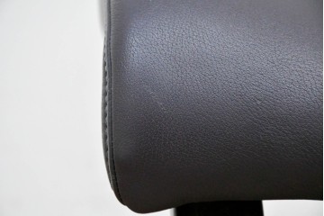 中古　ドイツ高級ブランド　himolla(ヒモラ)　ゼロストレス　高級感のある本革シートのリクライニングチェアとオットマンのセット　定価約21万円　(R-086326)