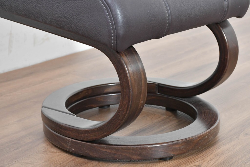 中古　ドイツ高級ブランド　himolla(ヒモラ)　ゼロストレス　高級感のある本革シートのリクライニングチェアとオットマンのセット　定価約21万円　(R-086326)