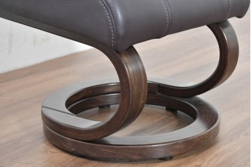 中古　ドイツ高級ブランド　himolla(ヒモラ)　ゼロストレス　高級感のある本革シートのリクライニングチェアとオットマンのセット　定価約21万円　(R-086326)