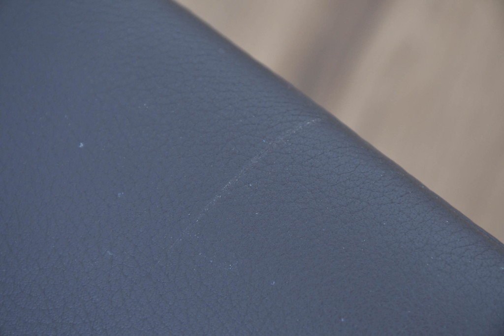 中古　ドイツ高級ブランド　himolla(ヒモラ)　ゼロストレス　高級感のある本革シートのリクライニングチェアとオットマンのセット　定価約21万円　(R-086326)