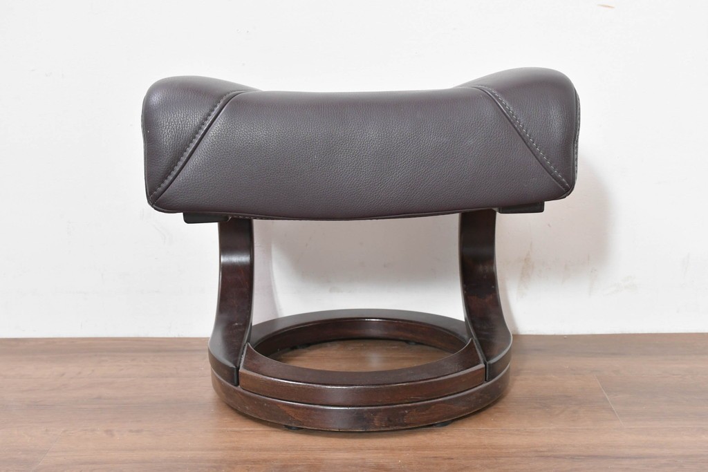 中古　ドイツ高級ブランド　himolla(ヒモラ)　ゼロストレス　高級感のある本革シートのリクライニングチェアとオットマンのセット　定価約21万円　(R-086326)