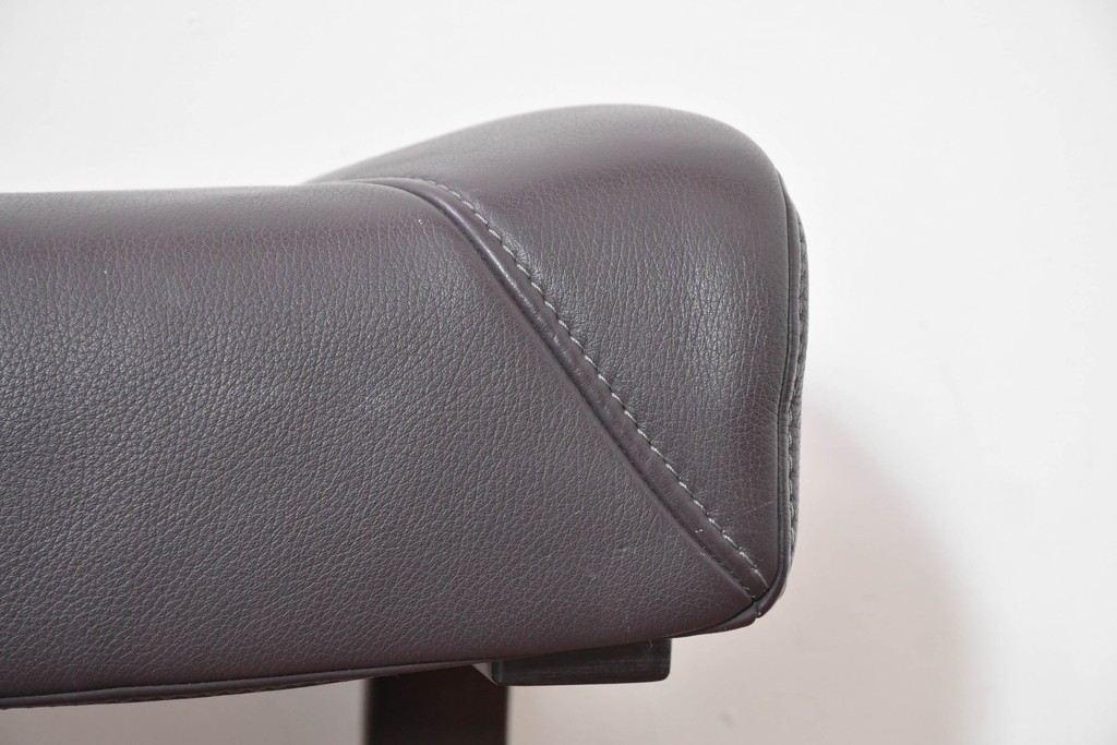 中古　ドイツ高級ブランド　himolla(ヒモラ)　ゼロストレス　高級感のある本革シートのリクライニングチェアとオットマンのセット　定価約21万円　(R-086326)