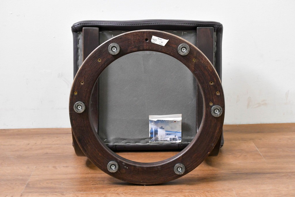 中古　ドイツ高級ブランド　himolla(ヒモラ)　ゼロストレス　高級感のある本革シートのリクライニングチェアとオットマンのセット　定価約21万円　(R-086326)