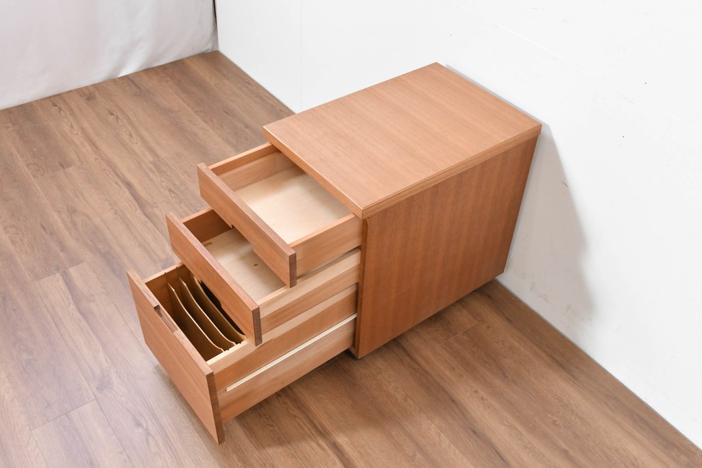 和製ヴィンテージ　前板無垢材の良品!　チーク材　書類を立てて収納できる仕切り付きのキャスターデスクワゴン　(R-086327)
