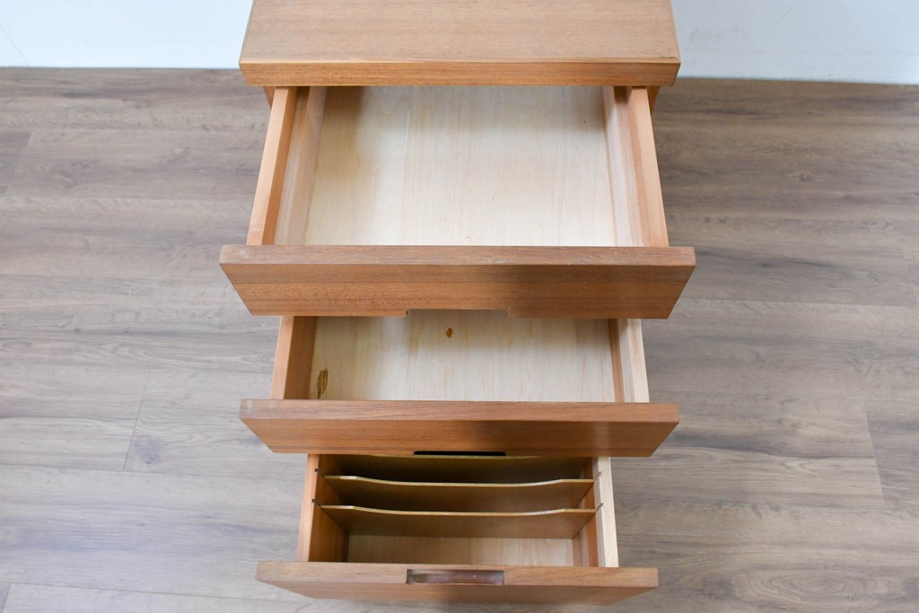 和製ヴィンテージ　前板無垢材の良品!　チーク材　書類を立てて収納できる仕切り付きのキャスターデスクワゴン　(R-086327)