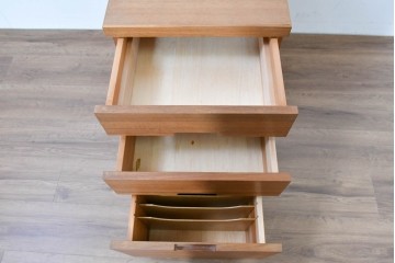 和製ヴィンテージ　前板無垢材の良品!　チーク材　書類を立てて収納できる仕切り付きのキャスターデスクワゴン　(R-086327)