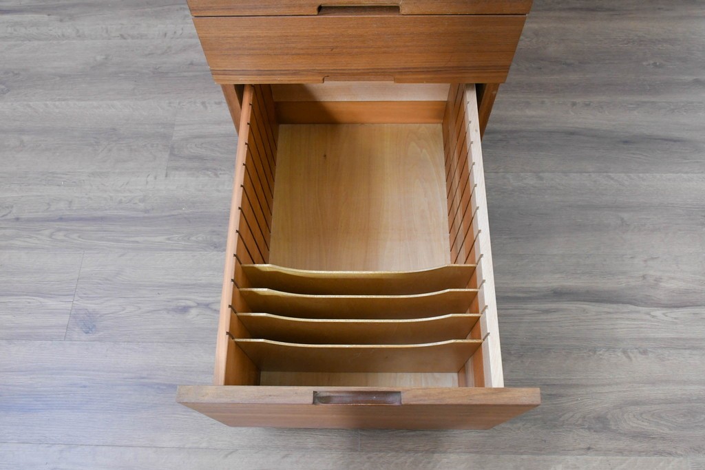 和製ヴィンテージ　前板無垢材の良品!　チーク材　書類を立てて収納できる仕切り付きのキャスターデスクワゴン　(R-086327)