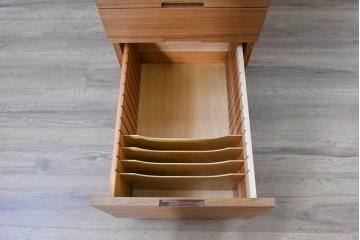 和製ヴィンテージ　前板無垢材の良品!　チーク材　書類を立てて収納できる仕切り付きのキャスターデスクワゴン　(R-086327)