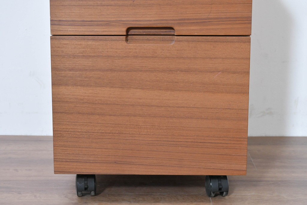 和製ヴィンテージ　前板無垢材の良品!　チーク材　書類を立てて収納できる仕切り付きのキャスターデスクワゴン　(R-086327)