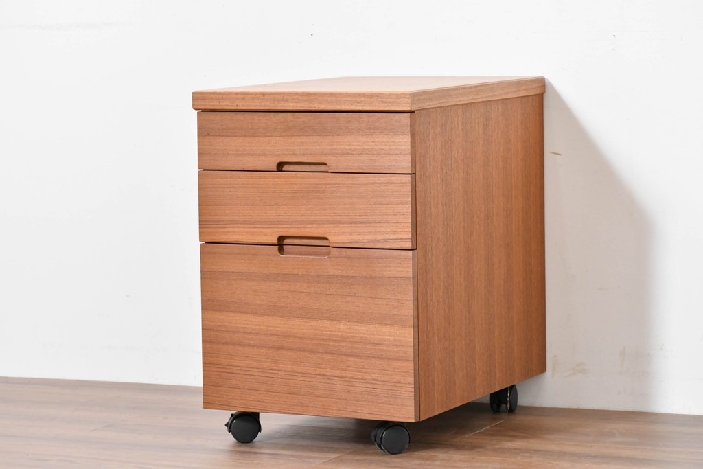 和製ヴィンテージ　前板無垢材の良品!　チーク材　書類を立てて収納できる仕切り付きのキャスターデスクワゴン　(R-086328)