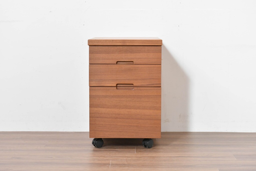 和製ヴィンテージ　前板無垢材の良品!　チーク材　書類を立てて収納できる仕切り付きのキャスターデスクワゴン　(R-086328)