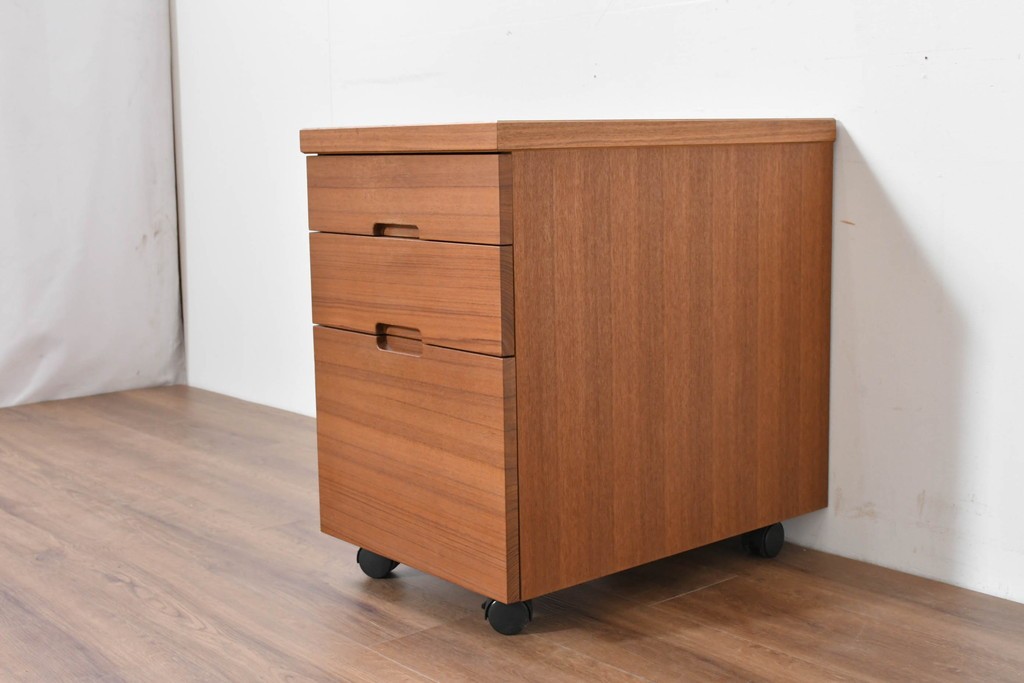 和製ヴィンテージ　前板無垢材の良品!　チーク材　書類を立てて収納できる仕切り付きのキャスターデスクワゴン　(R-086328)