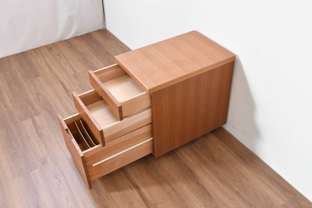 和製ヴィンテージ　前板無垢材の良品!　チーク材　書類を立てて収納できる仕切り付きのキャスターデスクワゴン　(R-086328)