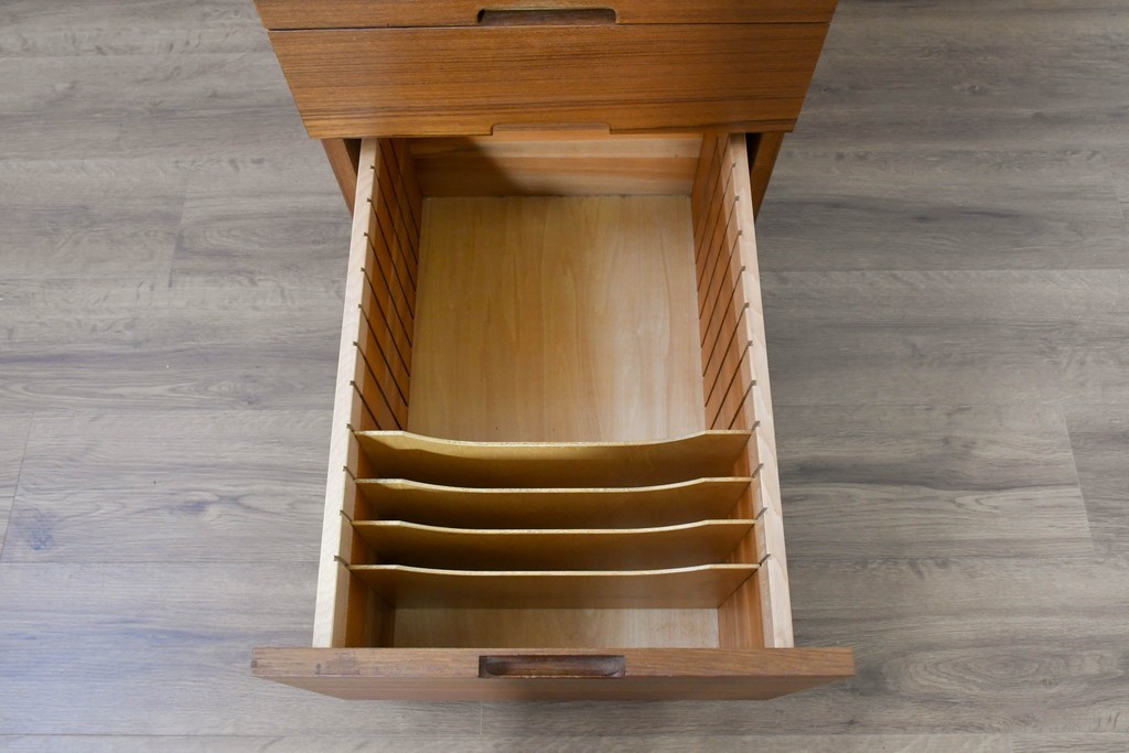 和製ヴィンテージ　前板無垢材の良品!　チーク材　書類を立てて収納できる仕切り付きのキャスターデスクワゴン　(R-086328)