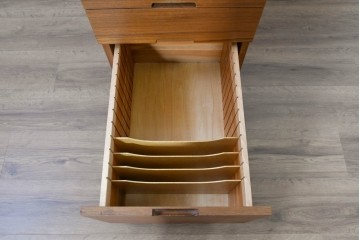 和製ヴィンテージ　前板無垢材の良品!　チーク材　書類を立てて収納できる仕切り付きのキャスターデスクワゴン　(R-086328)