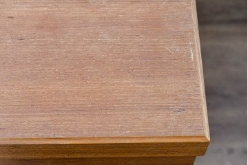 和製ヴィンテージ　前板無垢材の良品!　チーク材　書類を立てて収納できる仕切り付きのキャスターデスクワゴン　(R-086328)