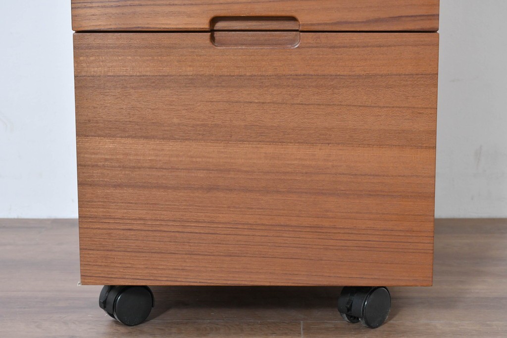和製ヴィンテージ　前板無垢材の良品!　チーク材　書類を立てて収納できる仕切り付きのキャスターデスクワゴン　(R-086328)