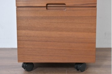 和製ヴィンテージ　前板無垢材の良品!　チーク材　書類を立てて収納できる仕切り付きのキャスターデスクワゴン　(R-086328)