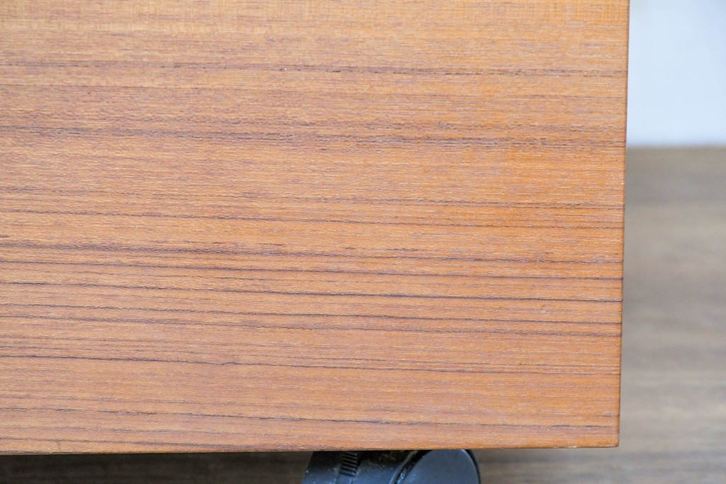 和製ヴィンテージ　前板無垢材の良品!　チーク材　書類を立てて収納できる仕切り付きのキャスターデスクワゴン　(R-086328)
