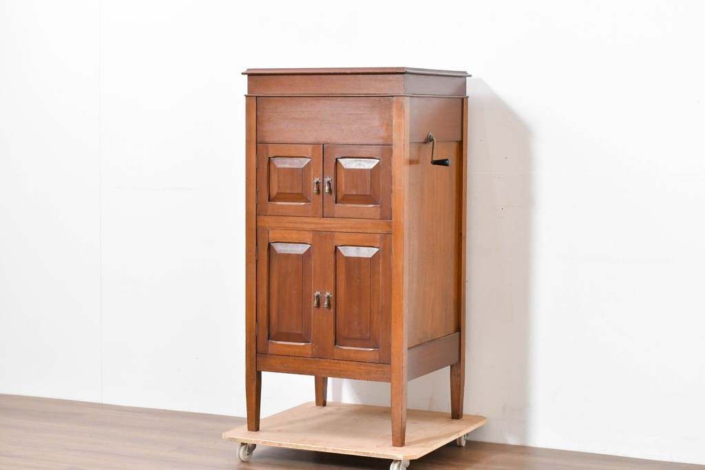 イギリスアンティーク　サウンドグリルの木目が美しい扉収納付きのフロア型蓄音機　(R-086329)