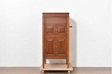 イギリスアンティーク　サウンドグリルの木目が美しい扉収納付きのフロア型蓄音機　(R-086329)