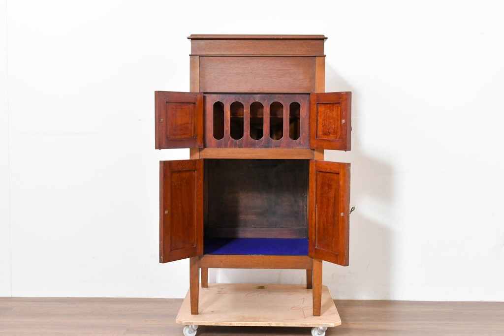 イギリスアンティーク　サウンドグリルの木目が美しい扉収納付きのフロア型蓄音機　(R-086329)