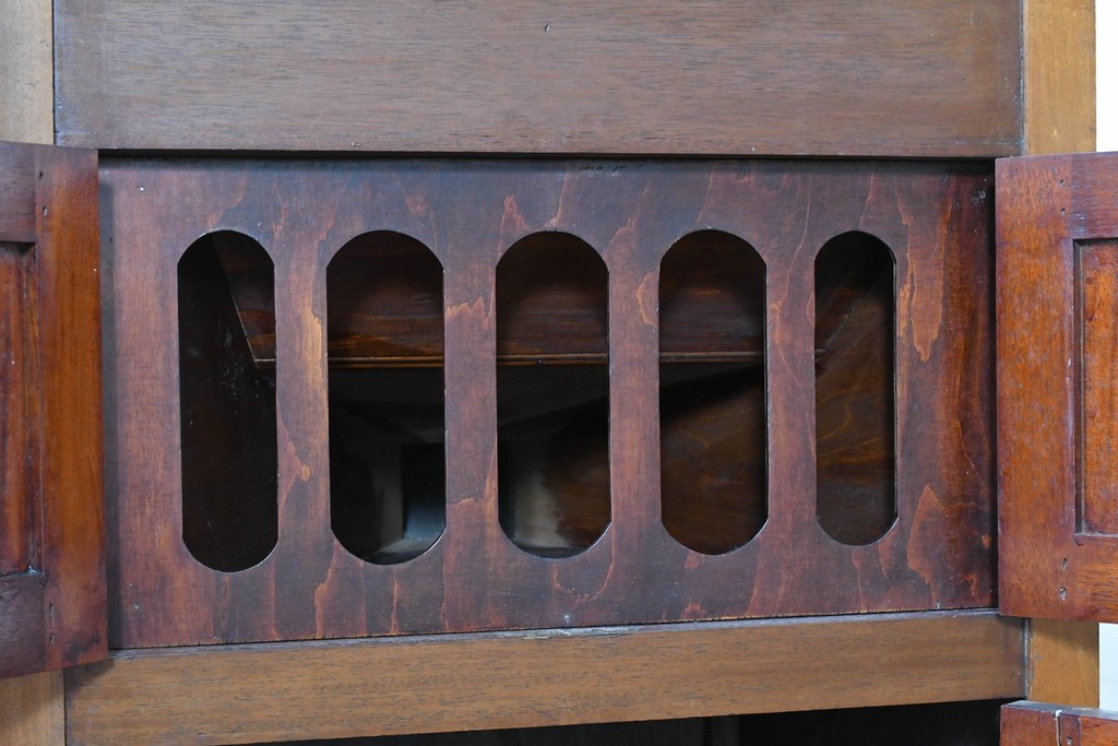 イギリスアンティーク　サウンドグリルの木目が美しい扉収納付きのフロア型蓄音機　(R-086329)