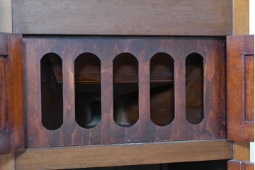 イギリスアンティーク　サウンドグリルの木目が美しい扉収納付きのフロア型蓄音機　(R-086329)