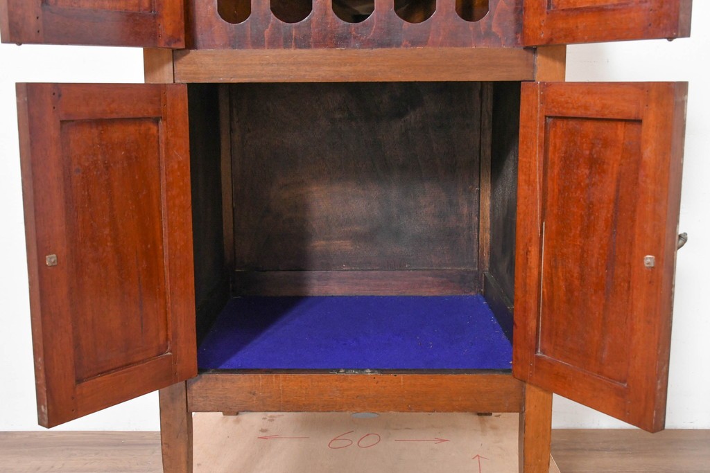 イギリスアンティーク　サウンドグリルの木目が美しい扉収納付きのフロア型蓄音機　(R-086329)