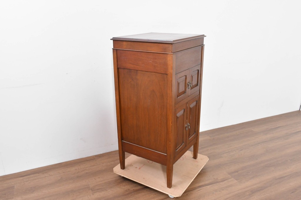 イギリスアンティーク　サウンドグリルの木目が美しい扉収納付きのフロア型蓄音機　(R-086329)