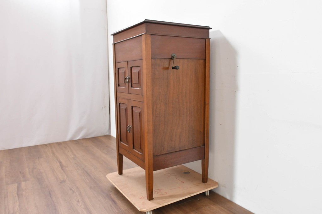 イギリスアンティーク　サウンドグリルの木目が美しい扉収納付きのフロア型蓄音機　(R-086329)