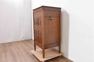 イギリスアンティーク　サウンドグリルの木目が美しい扉収納付きのフロア型蓄音機　(R-086329)