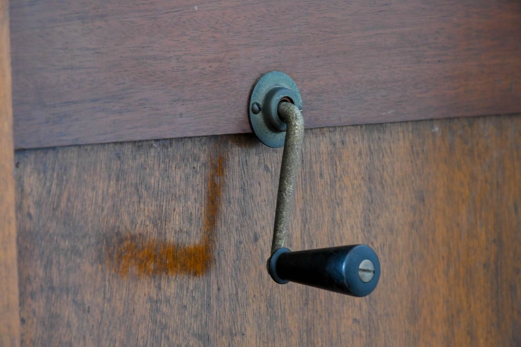 イギリスアンティーク　サウンドグリルの木目が美しい扉収納付きのフロア型蓄音機　(R-086329)