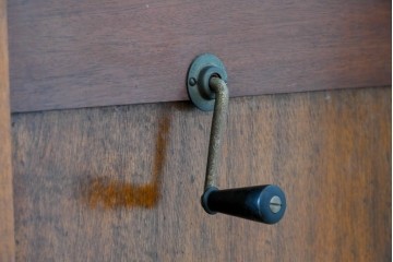 イギリスアンティーク　サウンドグリルの木目が美しい扉収納付きのフロア型蓄音機　(R-086329)