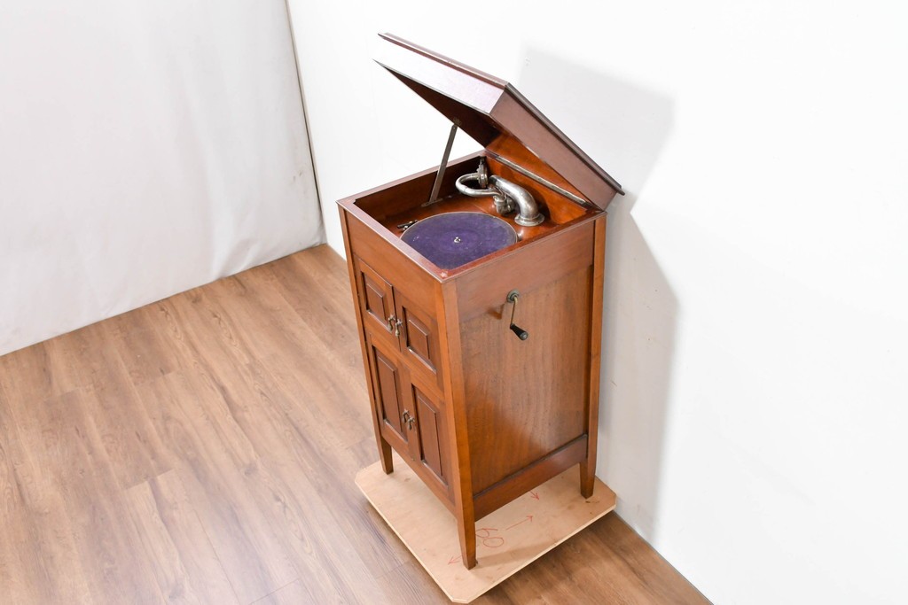 イギリスアンティーク　サウンドグリルの木目が美しい扉収納付きのフロア型蓄音機　(R-086329)