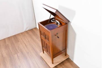 イギリスアンティーク　サウンドグリルの木目が美しい扉収納付きのフロア型蓄音機　(R-086329)