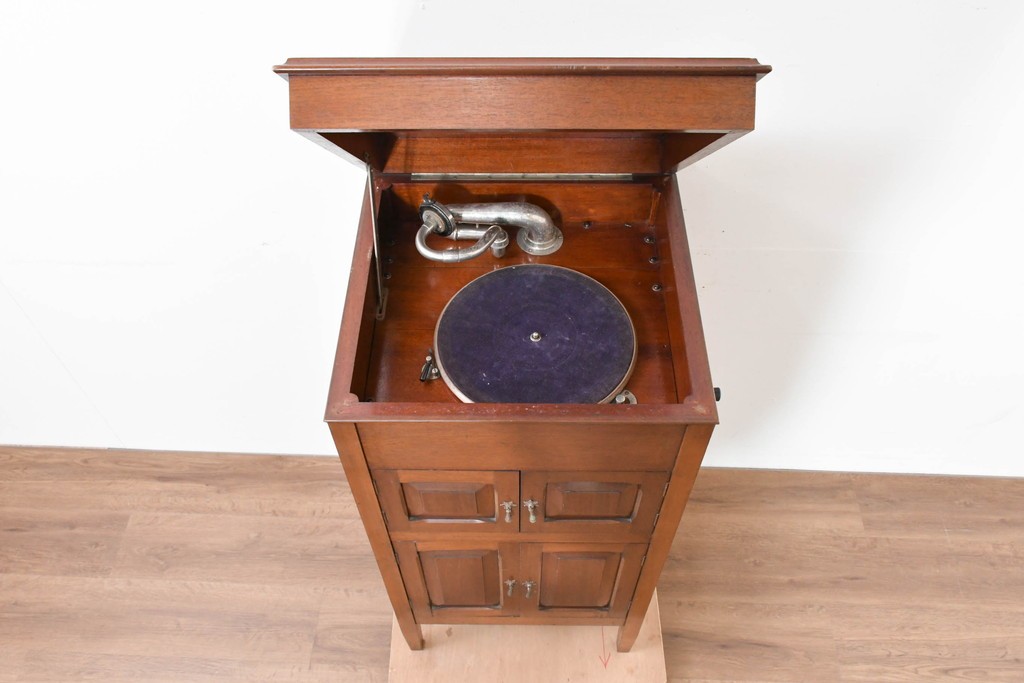 イギリスアンティーク　サウンドグリルの木目が美しい扉収納付きのフロア型蓄音機　(R-086329)