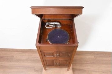 イギリスアンティーク　サウンドグリルの木目が美しい扉収納付きのフロア型蓄音機　(R-086329)