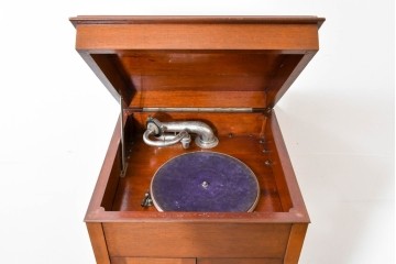 イギリスアンティーク　サウンドグリルの木目が美しい扉収納付きのフロア型蓄音機　(R-086329)