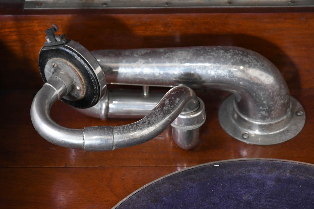 イギリスアンティーク　サウンドグリルの木目が美しい扉収納付きのフロア型蓄音機　(R-086329)