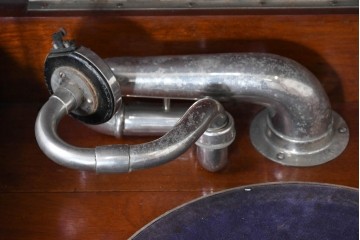 イギリスアンティーク　サウンドグリルの木目が美しい扉収納付きのフロア型蓄音機　(R-086329)