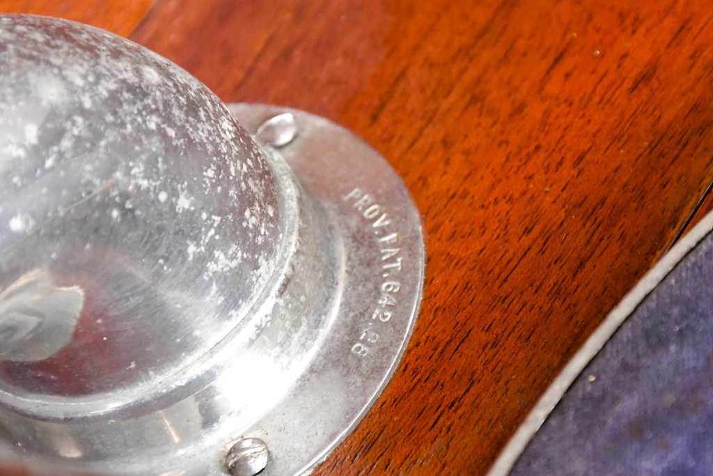 イギリスアンティーク　サウンドグリルの木目が美しい扉収納付きのフロア型蓄音機　(R-086329)