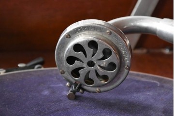 イギリスアンティーク　サウンドグリルの木目が美しい扉収納付きのフロア型蓄音機　(R-086329)